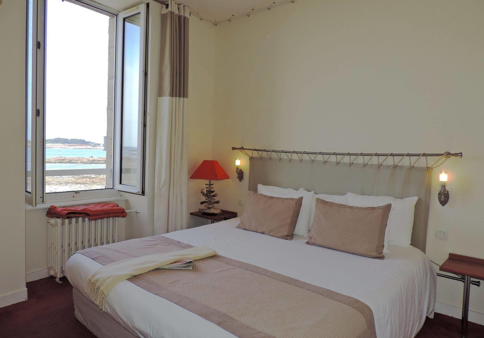 Hotel Aux Tamaris - Vue Mer Роскоф Экстерьер фото