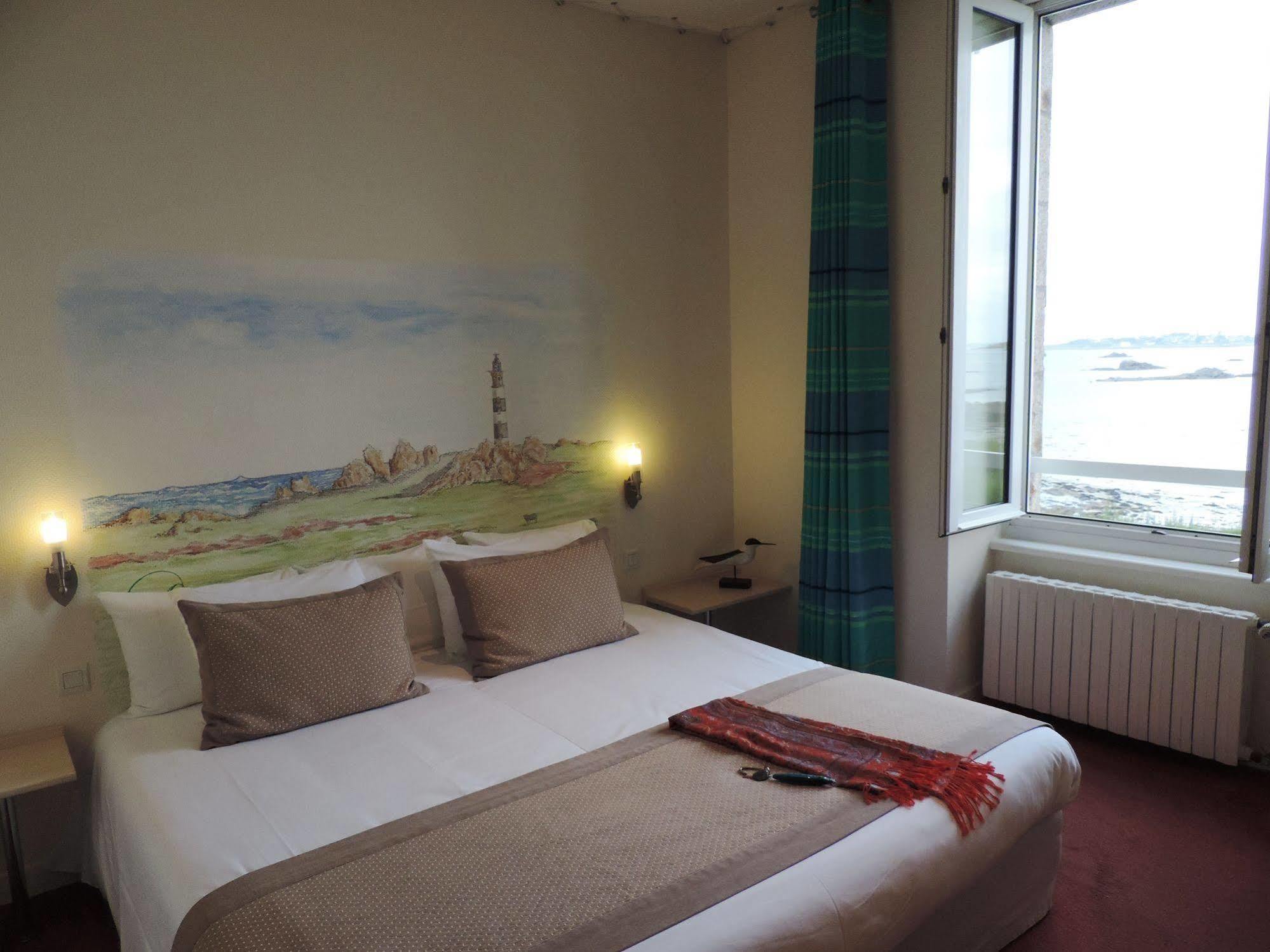 Hotel Aux Tamaris - Vue Mer Роскоф Экстерьер фото