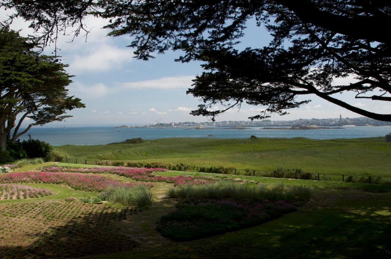 Hotel Aux Tamaris - Vue Mer Роскоф Экстерьер фото